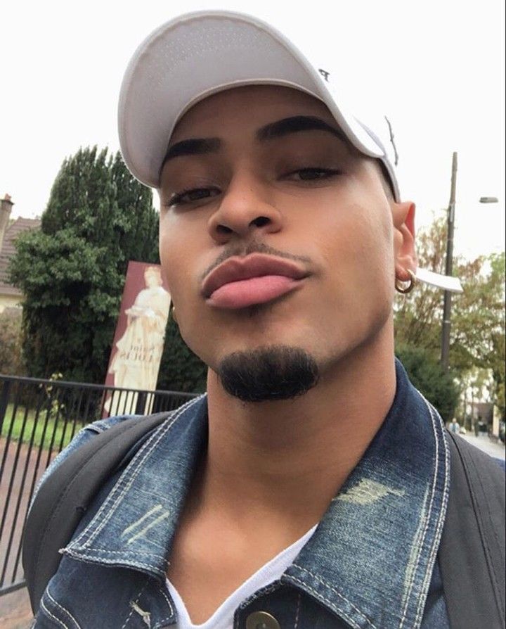 Mewing mêm chad face